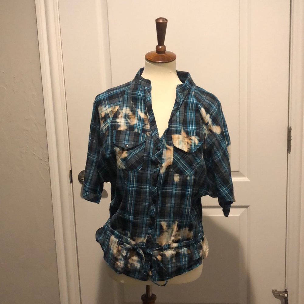Take cellt distressed blue and gray shirt